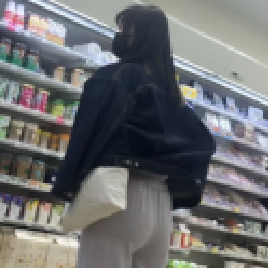 ［学生？1人］ぴたっと擦りつき形が露わに。 サンプル画像