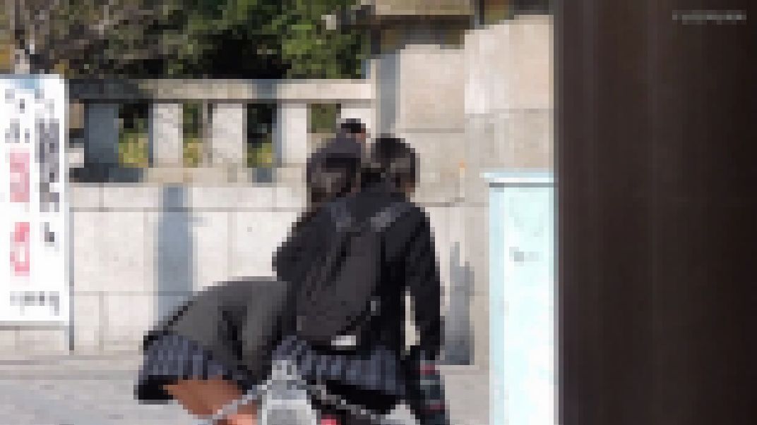 強風でスカートがめくれ上がり丸見え！制服JK3人組【動画】街撮り編 1016と1013セット販売 サンプル画像
