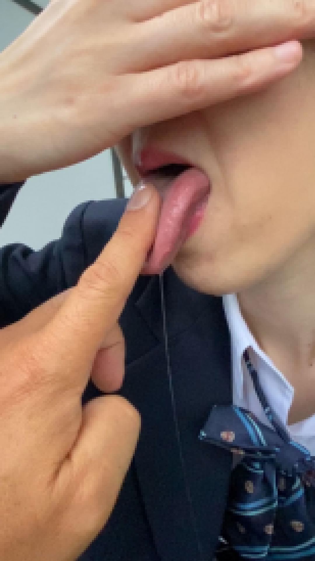 制服女子校生の口に指を突っ込んで唾液パラダイス サンプル画像