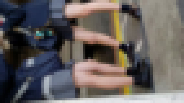 電車待ちの生太もも サンプル画像