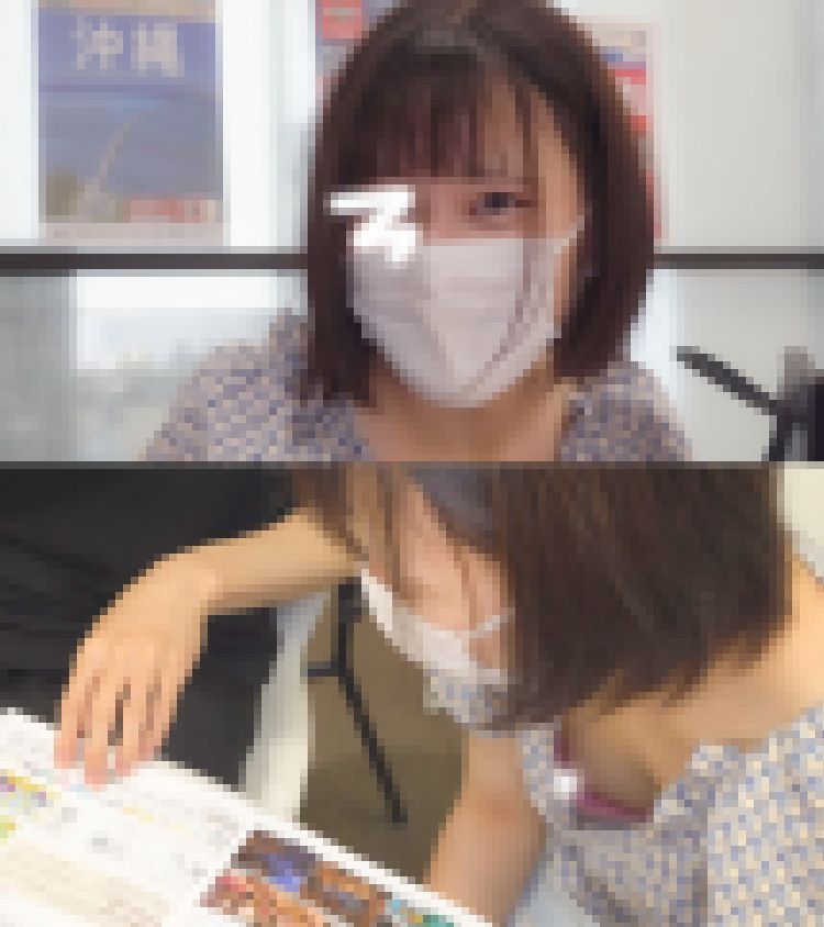 【NTR胸チラ/パンチラ】彼氏の横で乳首見えてる！しかもアイドル級の彼女でした… サンプル画像