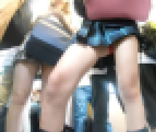 【FHD 顔モザなし】ルーズソックスギャルJKの赤Pパンチラ vs 清楚風JKの王道白Pパンチラ サンプル画像