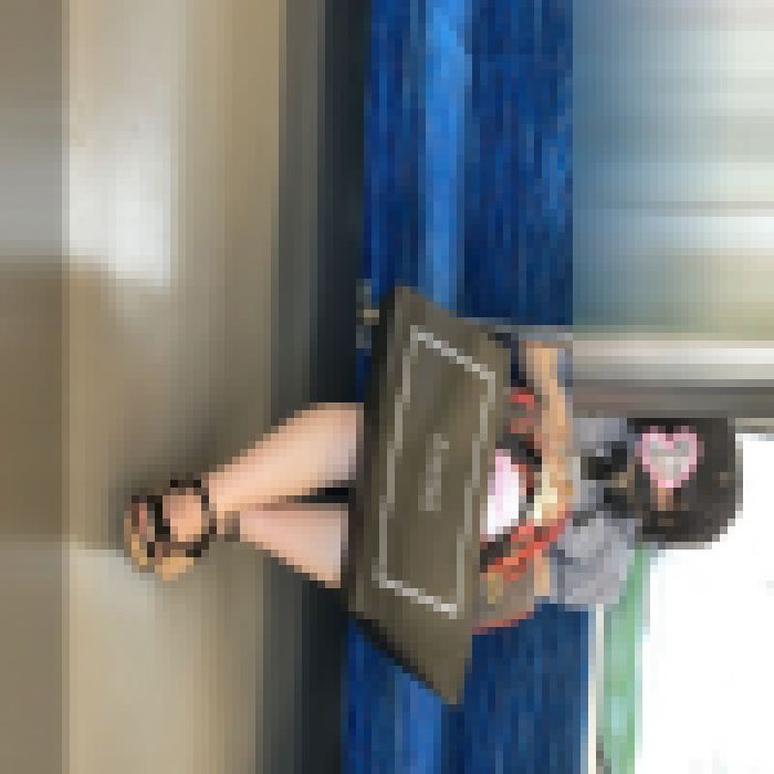 生意気なギャルの生足をガン見 画像