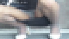 素人娘 Y子のフェチ教育 マンション出入口で管理人おやじにチラチラ見られながら助っ人君とおしゃべり編 サンプル画像