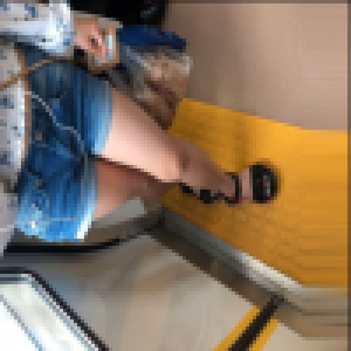 電車対面 短パンJKの脚 画像