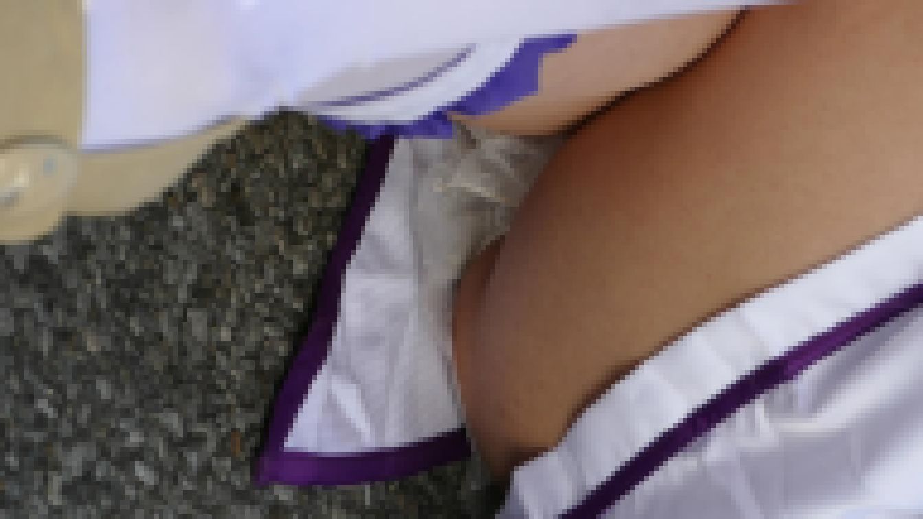 コミックマーケット コスプレ ねらい打ち!美人レイヤーさんのセクシー純白パンチラ 対面 コミケ サンプル画像