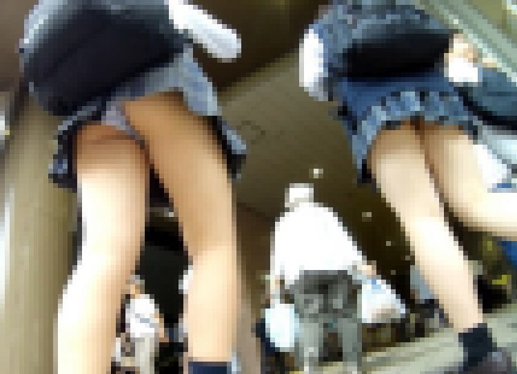 【FHD 顔モザなし】バス停で遭遇！油断した下校中のJKを追い撮り　～薄紫色のサテンパンチラ～ サンプル画像