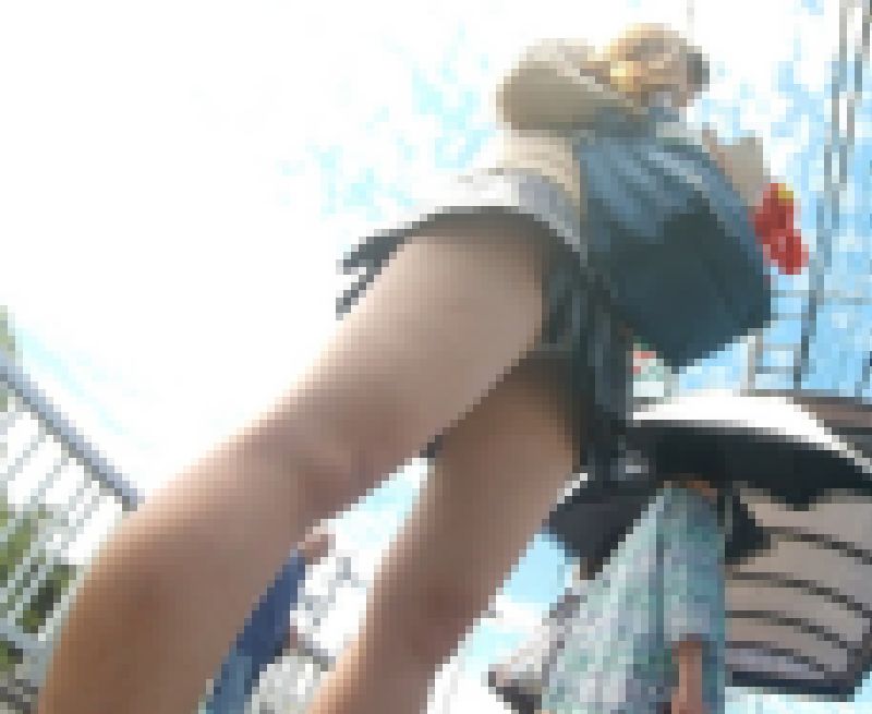 【FHD 顔モザなし】田舎のバス停で発見！長尺ミニスカJKの白Pパンチラ！ サンプル画像