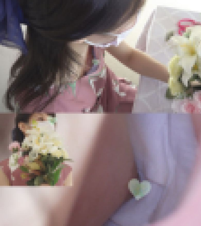 [4K][胸チラ]見えたっ…！ドレスにブラがくっ付き乳首モロ見えになった清楚な女性画像