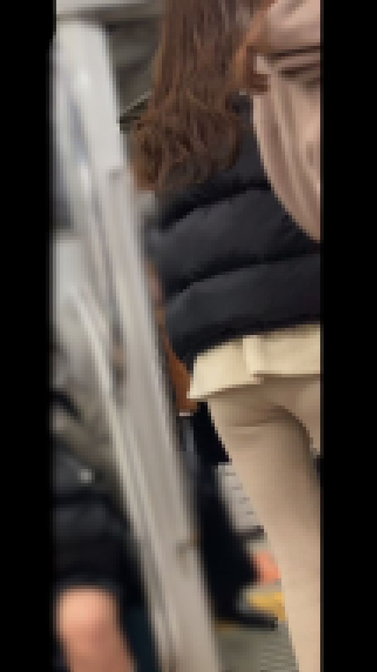 素人 055 ノーパンのような色のぴちぴちスキニーパンツOLの尻肉 サンプル画像