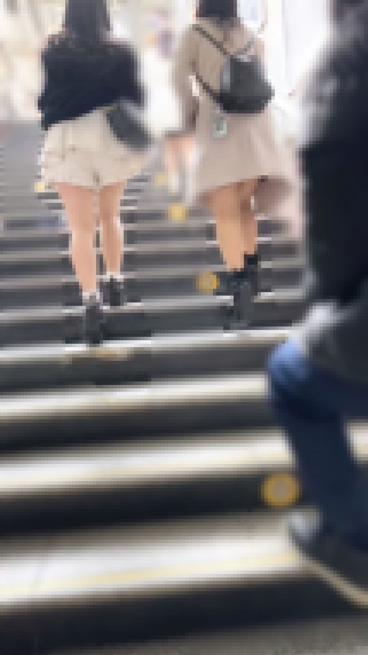 素人 061 ショートパンツ女子大生　ローアングルからの観察 サンプル画像
