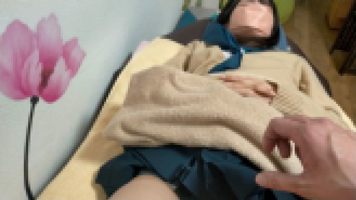 【４K接写】マッサージ後のアロマで眠ってしまった超ミニセーラーのスカートをめくって接写のセット サンプル画像