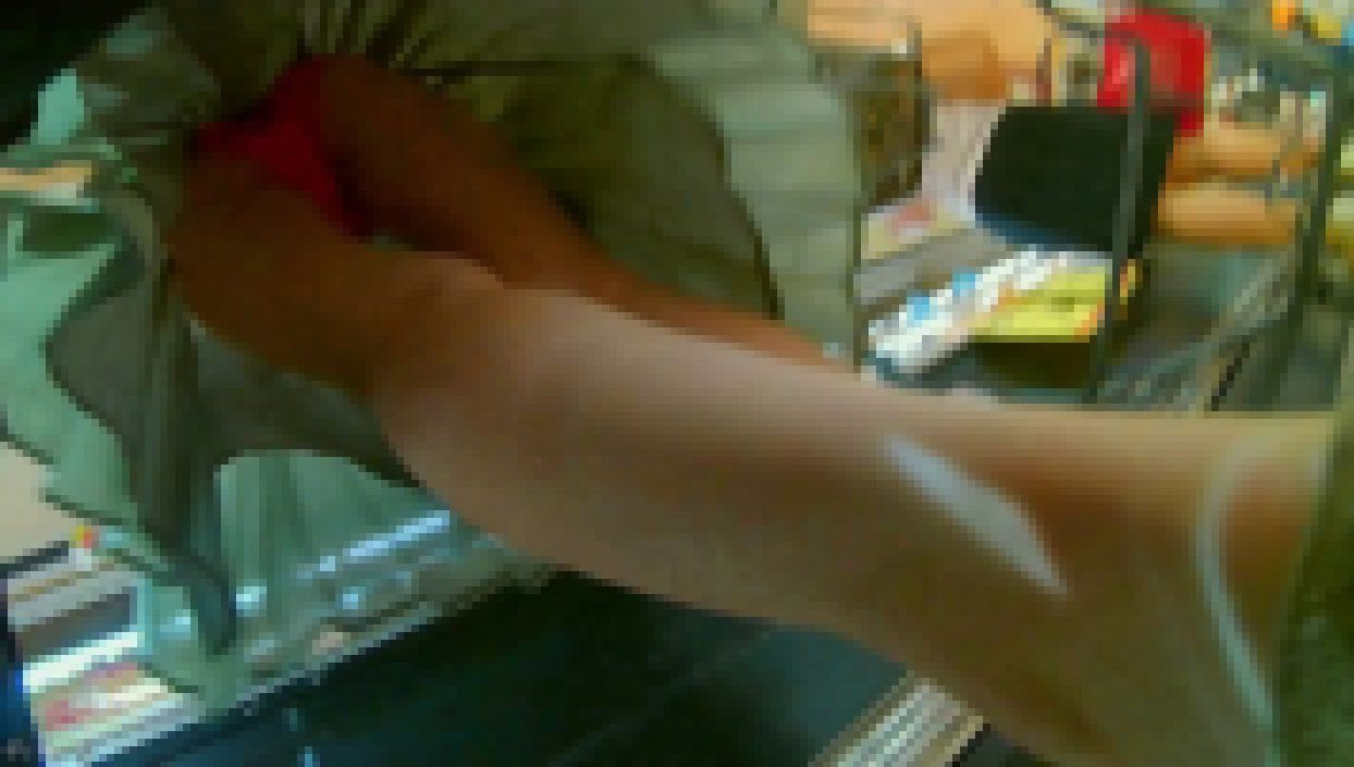 パンチラ逆さ撮り中にカメラを蹴られましたｗ丸見えふんわりロングスカート【動画】3作品セット 007 004 016 サンプル画像