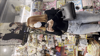 【おっぱい痴漢】スタイル抜群のエロいS級美女のおっぱいを揉みまくり！！興奮抑えられずお尻や手マンまでww 画像