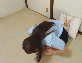 2アングル 制服で足すもう対決！負けたらふっ飛んでお股パッカーン サンプル画像