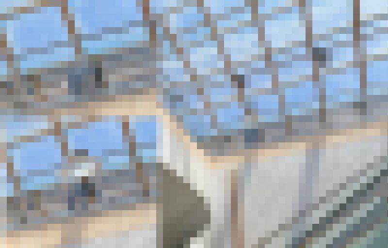 ガラス張りの斜め下からパンチラJK サンプル画像