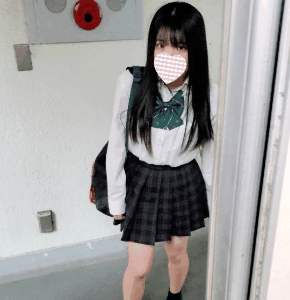 クリが透け透けな真っ赤なTバックを履いたJKをめくり盗撮　14日分　ねんいち 画像