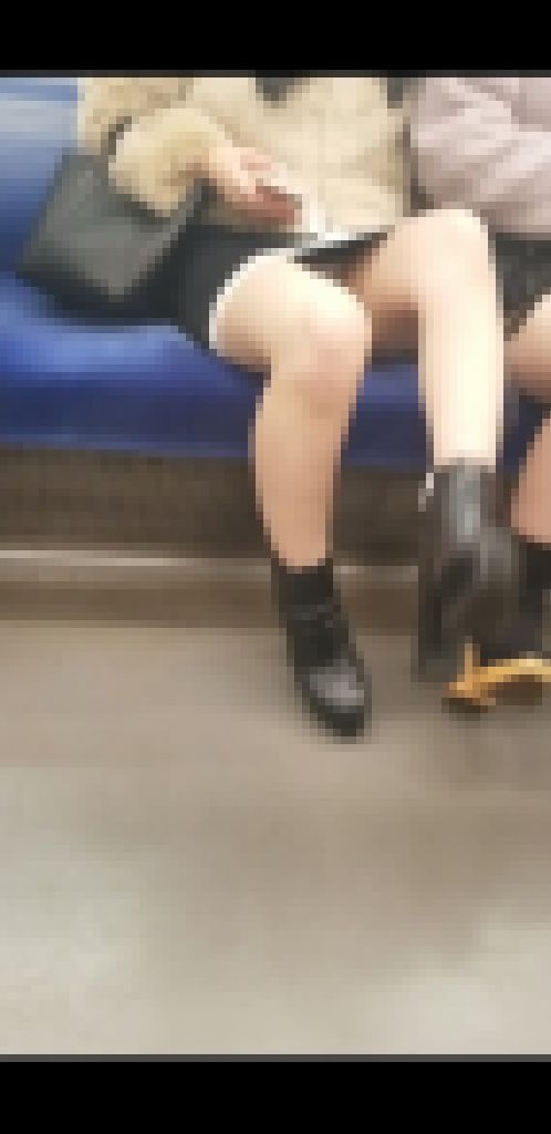 パリピ姉さんおまた広げ純白 画像