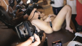 【衆前マンズリ中毒者】シャッター音に濡れる女22「ほぼ痴●OK状態！客の距離感バグってます」　画像