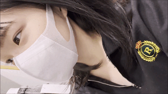 店員チラ☆純真無垢な可愛すぎる店員さん！乳首とマンスジくっきりなパンツを撮られてしまってます笑　画像