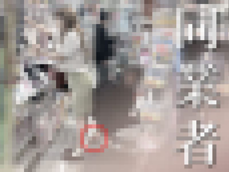ギャルに群がる二人の同業者/純白の食い込みおパンツ接写【禁断の逆さ撮り】Vol.47　サンプル画像3