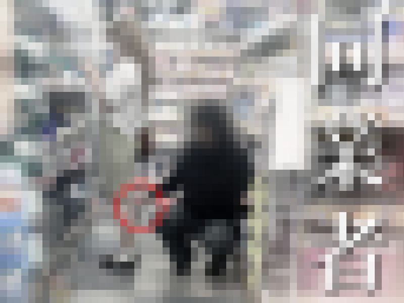 ギャルに群がる二人の同業者/純白の食い込みおパンツ接写【禁断の逆さ撮り】Vol.47　サンプル画像4