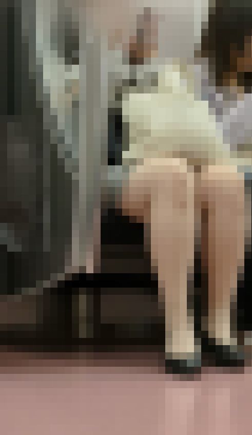 【214】絶妙な角度でお座りのOLお姉さんの美脚を観察！　サンプル画像1