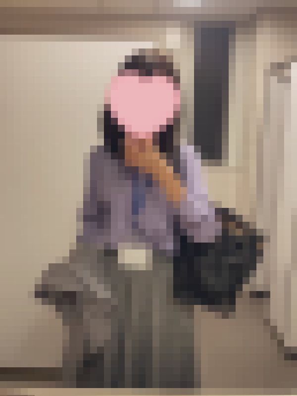 出入りの多いトイレで黒ストッキング脱いで大胆に露出自撮り?　サンプル画像1