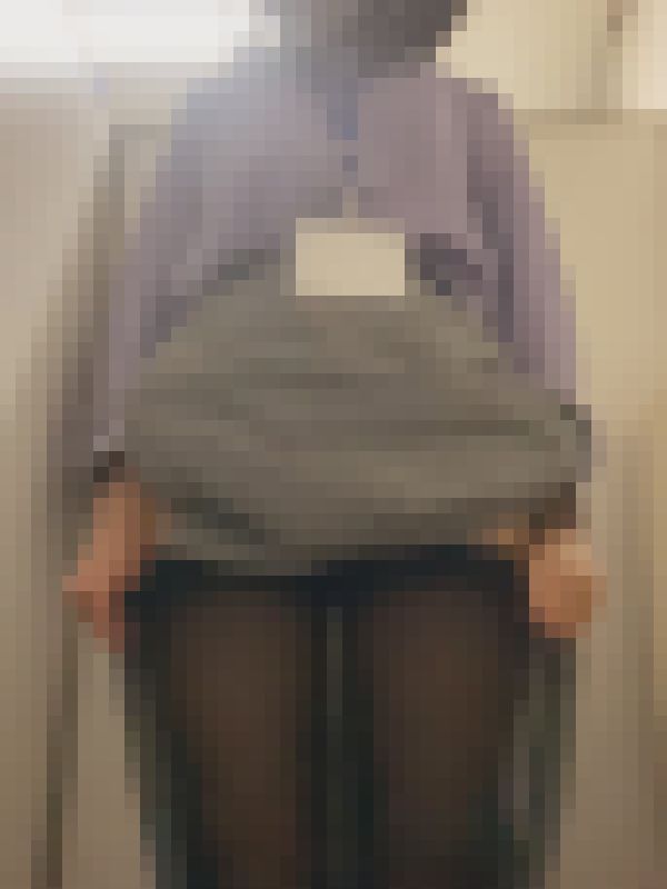 出入りの多いトイレで黒ストッキング脱いで大胆に露出自撮り?　サンプル画像3