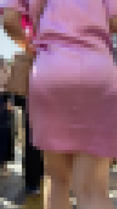 ピンクのサテン生地のワンピースからパンティーの凹凸がまる分かり! サンプル画像6