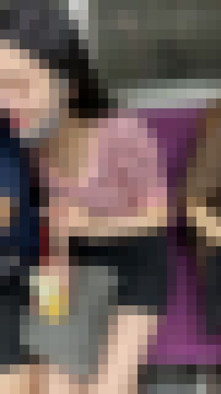 透き通る白い肌。無防備な女子大生の胸チラ動画。　サンプル画像4