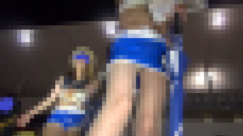 【再販】まさかの生パン！？警戒心ゼロのレースクイーンさんのパンチラ　サンプル画像1