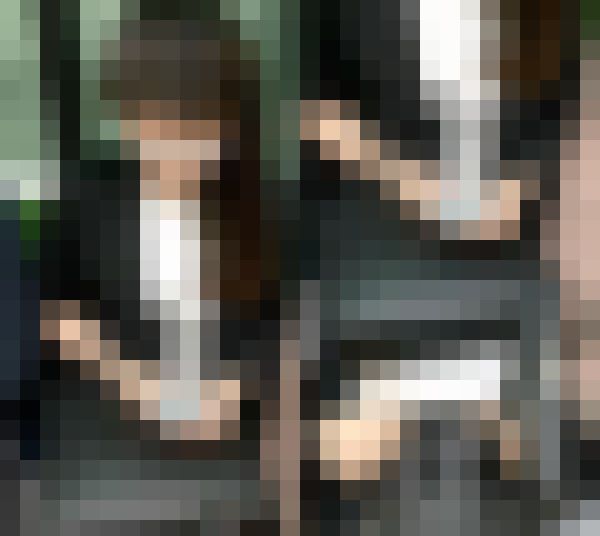 (電車対面）(顔出し)キャリーが目の前に置かれて邪魔になるも…その分…パンストあんよをくぱぁ～っとひろげてくれちゃった美人OLお　サンプル画像1