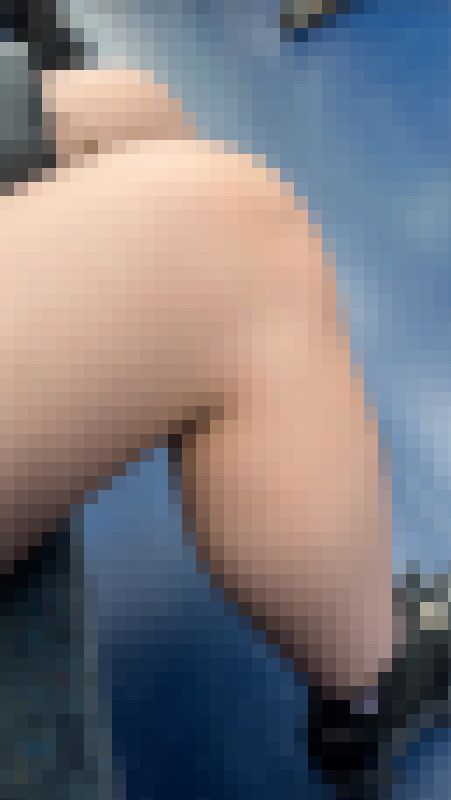 【再販】夏の開放感は半端ない！なんと4名ものギャル系美女お姉さんの生脚に接近撮　サンプル画像1