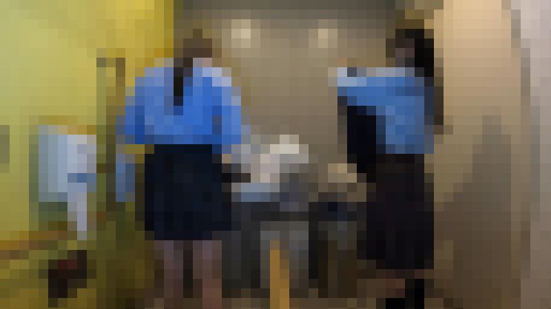 トイレで着替えるJKたち⑥〜2人で仲良くお着替え〜　サンプル画像4