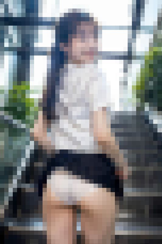 階段からのパンチラ制服女子　短すぎるスカートからのパンチラ　サンプル画像3