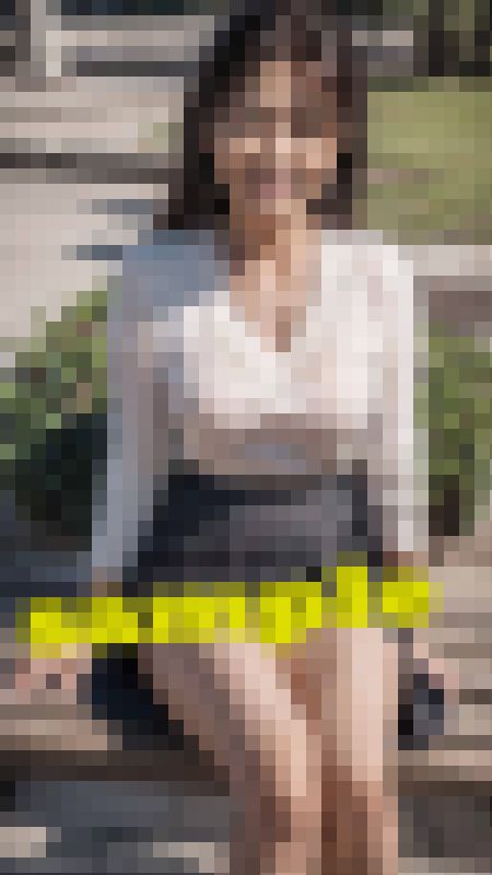 【AI】男のスケベ心をくすぐる熟女の座りパンチラ（太腿とパンチラで誘う淫乱熟女たち）　サンプル画像1