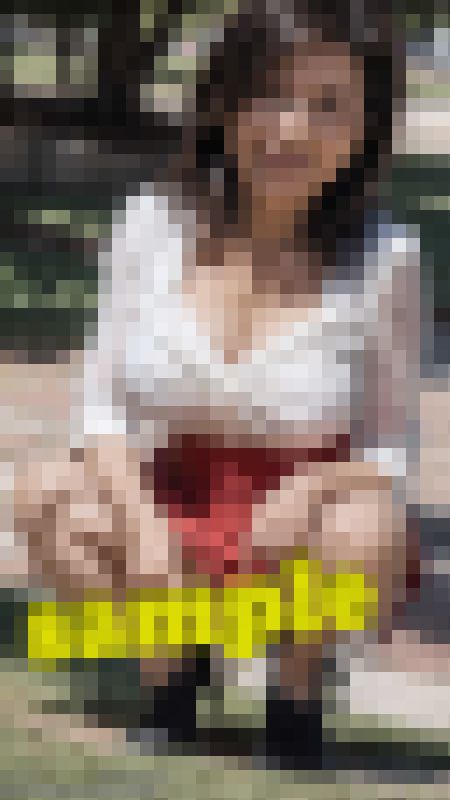 【AI】男のスケベ心をくすぐる熟女の座りパンチラ（太腿とパンチラで誘う淫乱熟女たち）　サンプル画像2