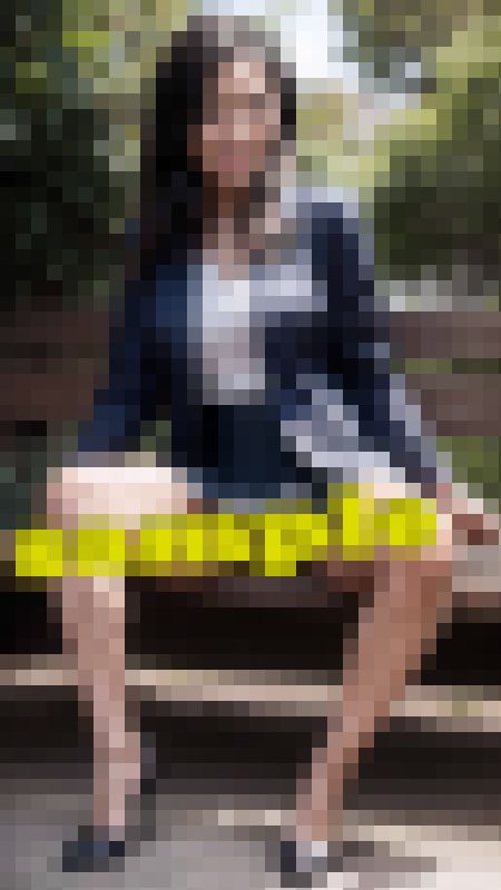 【AI】男のスケベ心をくすぐる熟女の座りパンチラ（太腿とパンチラで誘う淫乱熟女たち）　サンプル画像3