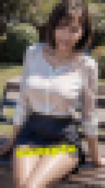 【AI】男のスケベ心をくすぐる熟女の座りパンチラ（太腿とパンチラで誘う淫乱熟女たち）　サンプル画像4