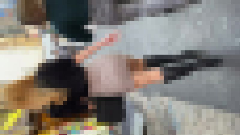 タイトなミニスカートを履いた金髪ギャルのパンティーライン。　サンプル画像2