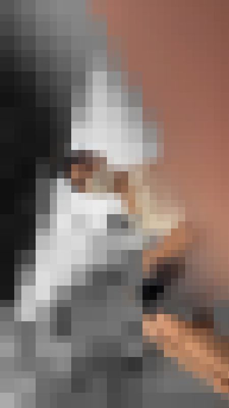 【電車内胸チラ】帰宅ラッシュの美人お姉さんの胸チラ　サンプル画像1