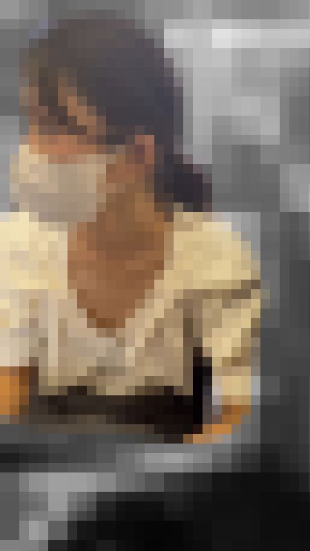 【電車内胸チラ】帰宅ラッシュの美人お姉さんの胸チラ　サンプル画像4