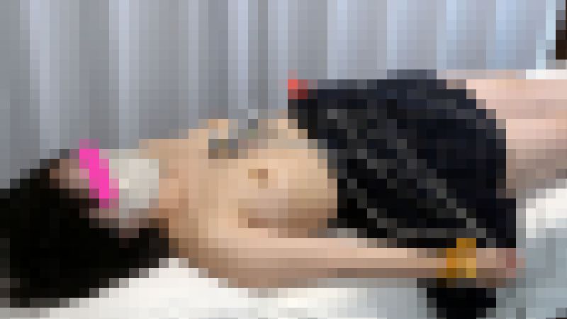 ねむそうな顔をしながらも不信感を抱いている？白目をむきながら意識が飛んでる心電図検査を受ける若い制服患者。 画像