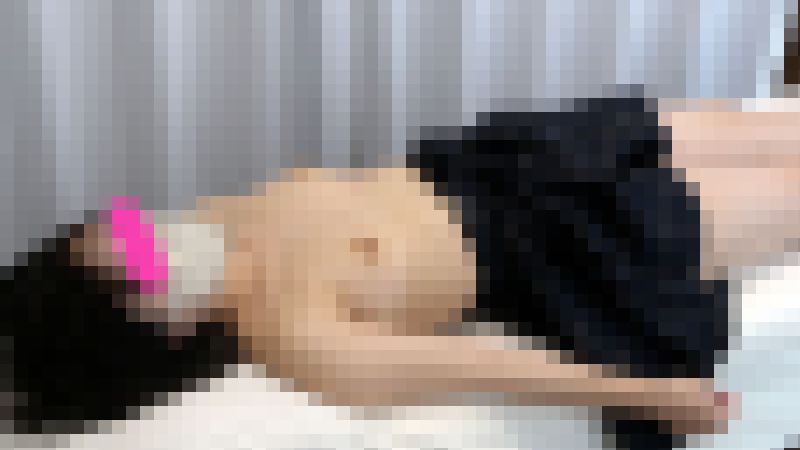 ねむそうな顔をしながらも不信感を抱いている？白目をむきながら意識が飛んでる心電図検査を受ける若い制服患者。　サンプル画像1