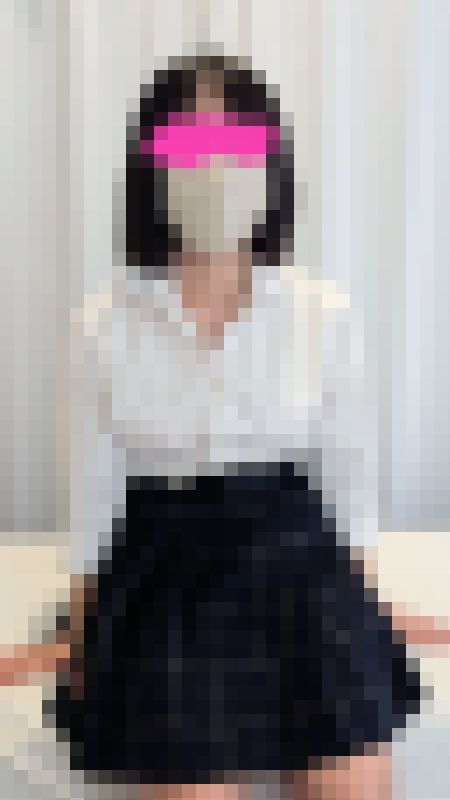 ねむそうな顔をしながらも不信感を抱いている？白目をむきながら意識が飛んでる心電図検査を受ける若い制服患者。　サンプル画像3