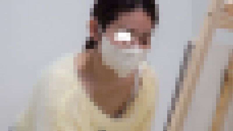 ［お絵描き教室/胸チラ④］黄色ニット美人JD/ゆるゆる爆乳ママさん前屈み胸ちら！/計2名　サンプル画像4