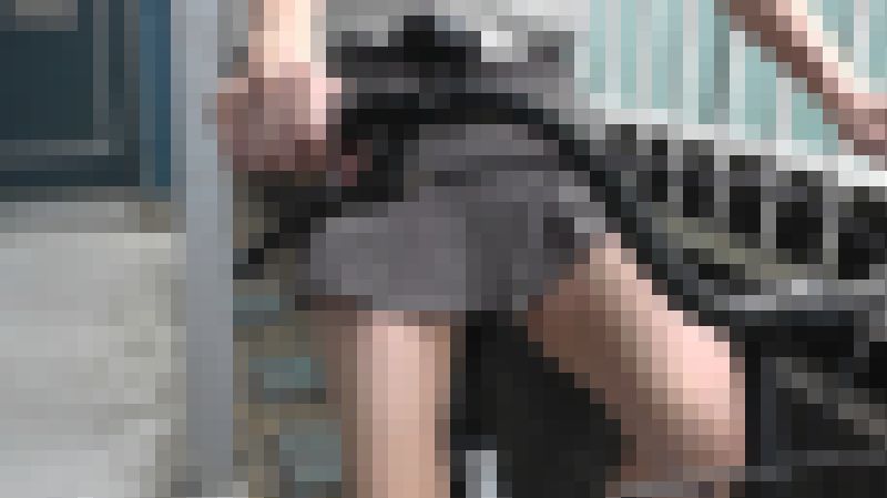 超ミニスカパンチラ　梅子さん２ パンチラの原点、白いパンツに迫る　サンプル画像1