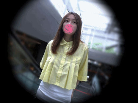 【感動のパイチラボイン】肉厚半ケツ歩行とロケット曲線で魅了するノーブラお姉さん！ サンプル画像