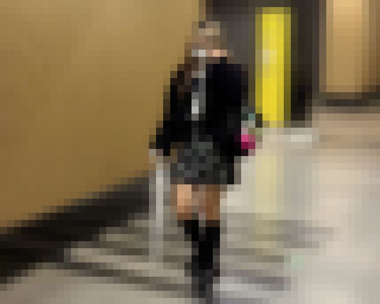 【逆さ撮り】黒スカート、ブーツの女の子の青パンティ　サンプル画像1